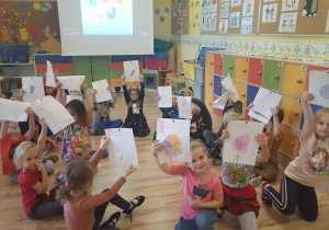 Dzieci prezentują swoje prace.